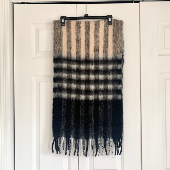 H&M Accessories - NWT Brushed Wool Fringe Scarf H&M Accessories - NWT Brushed Wool Fringe Scarf